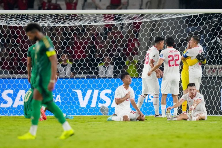 印尼VS沙烏地阿拉伯勝利後互相擁抱慶祝
