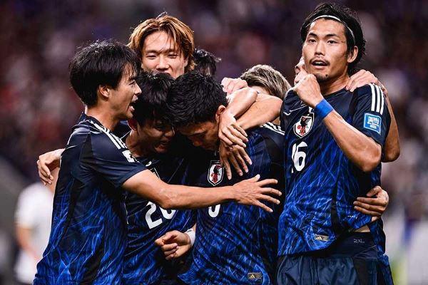 三笘薫與隊友擁抱慶祝勝利(photo：sepakbola)/金享娛樂城