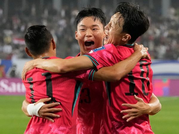 韓國隊在2026世界盃資格賽獲勝後擁抱慶祝(photo:theguardian)/金享娛樂城
